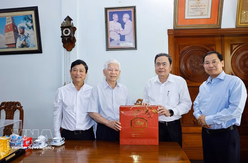 NA Chairman pays pre-Tet visits to former Party, state leaders -0