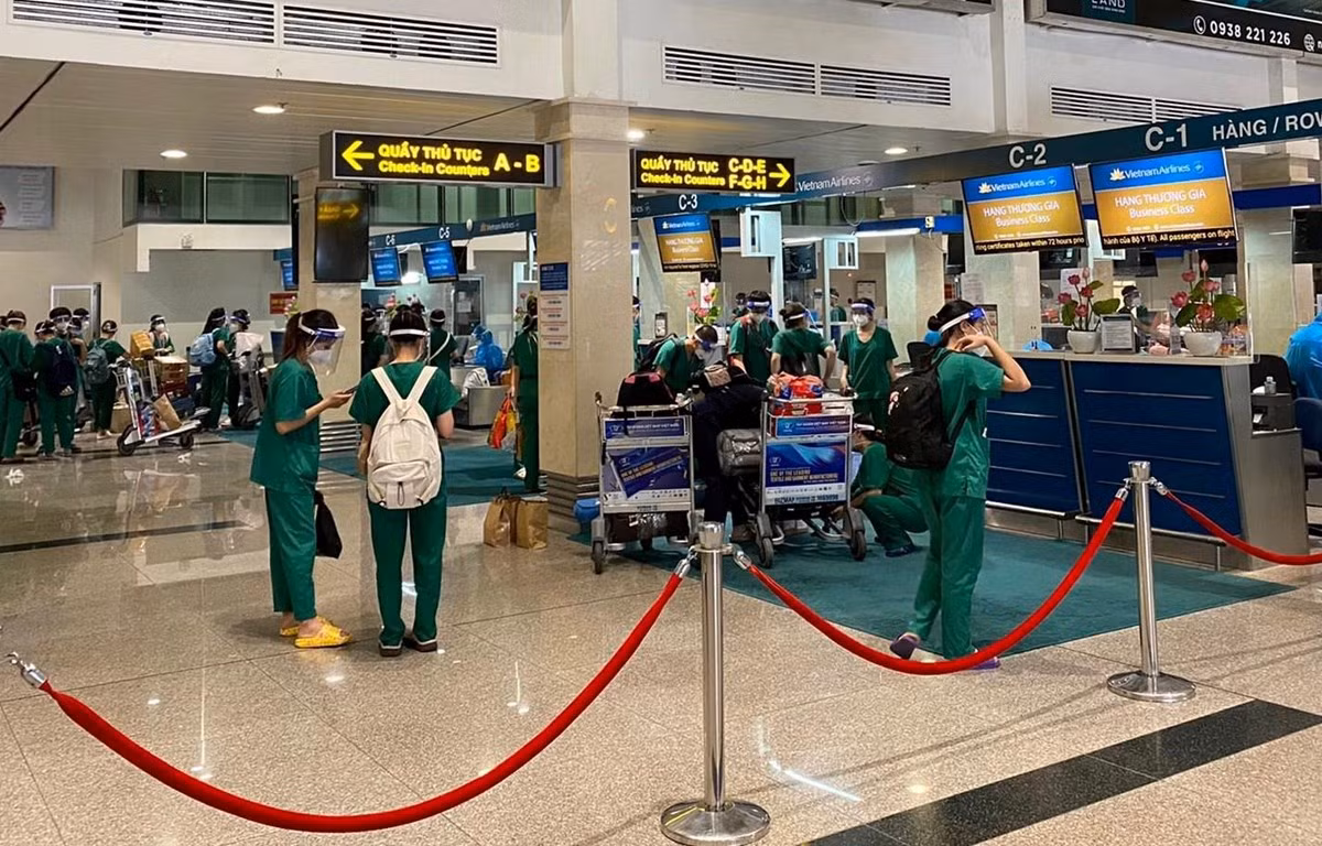 Nearly 1,000 medical volunteers return to Hanoi from HCM City -0