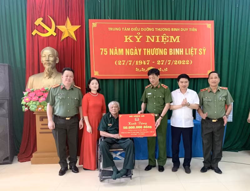Deputy Minister Nguyen Duy Ngoc visits wounded soldiers nursing centers -0
