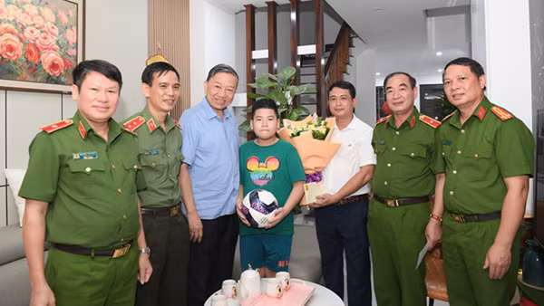 Deputy Minister Nguyen Van Long visits Nho Quan Wounded War Veterans Nursing Center ảnh 3