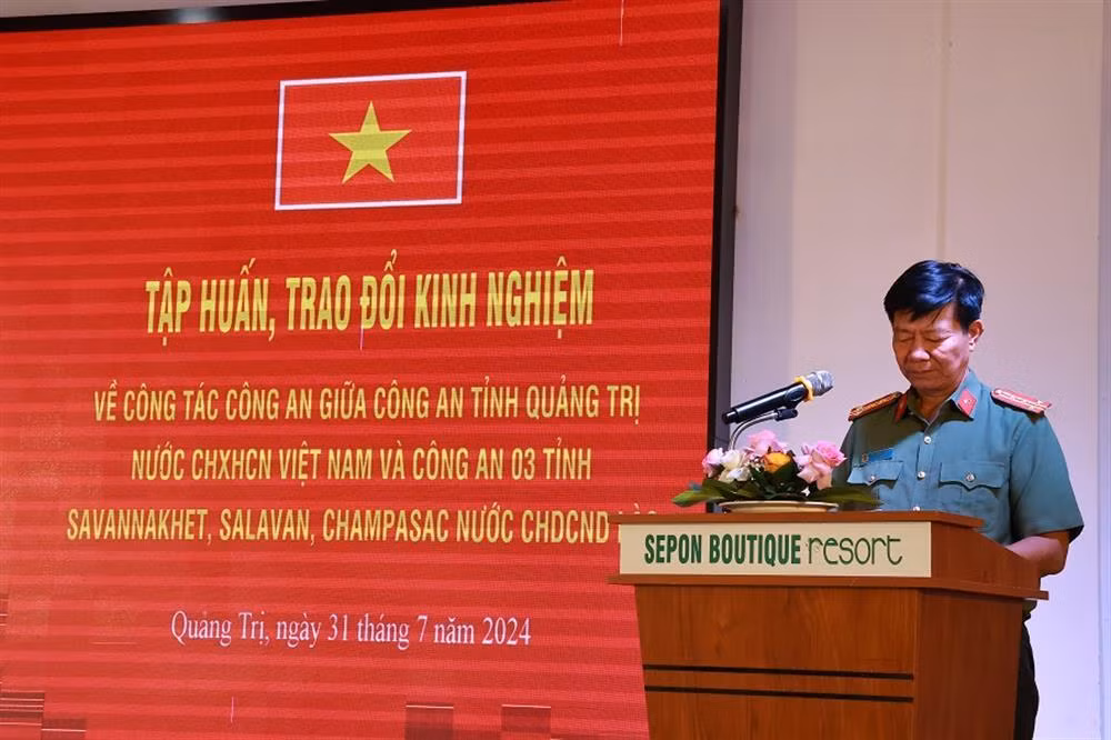 Quang Tri police exchange work experience with Lao police -0