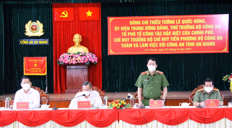 Deputy Minister Le Quoc Hung worked with An Giang police on COVID-19 prevention and control -0