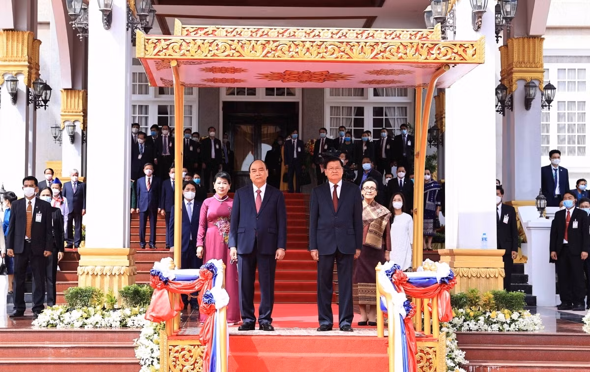 President Phuc begins official friendship visit to Laos -2
