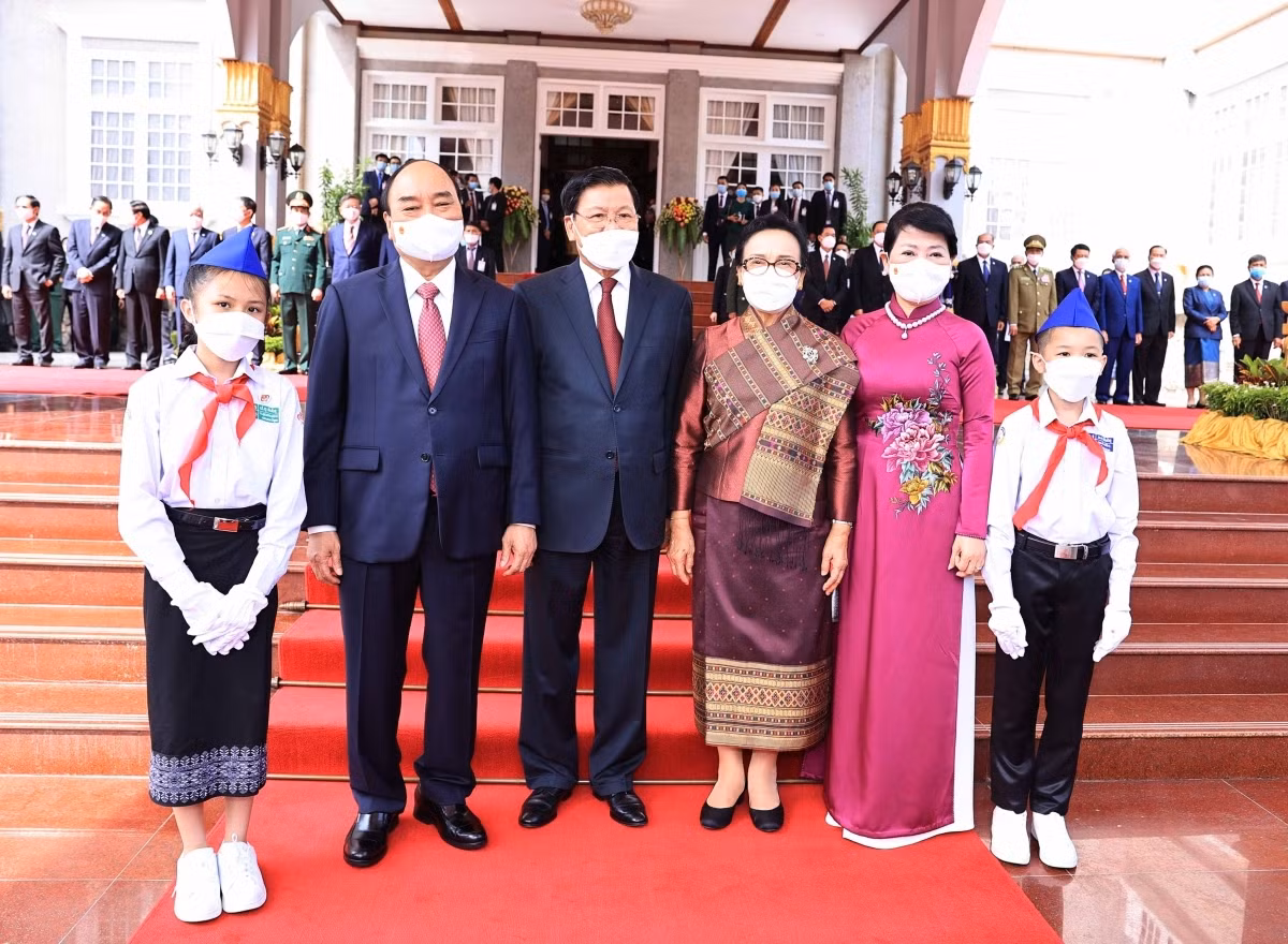 President Phuc begins official friendship visit to Laos -1