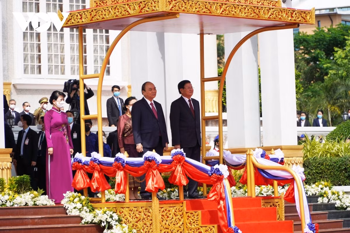 President Phuc begins official friendship visit to Laos -0