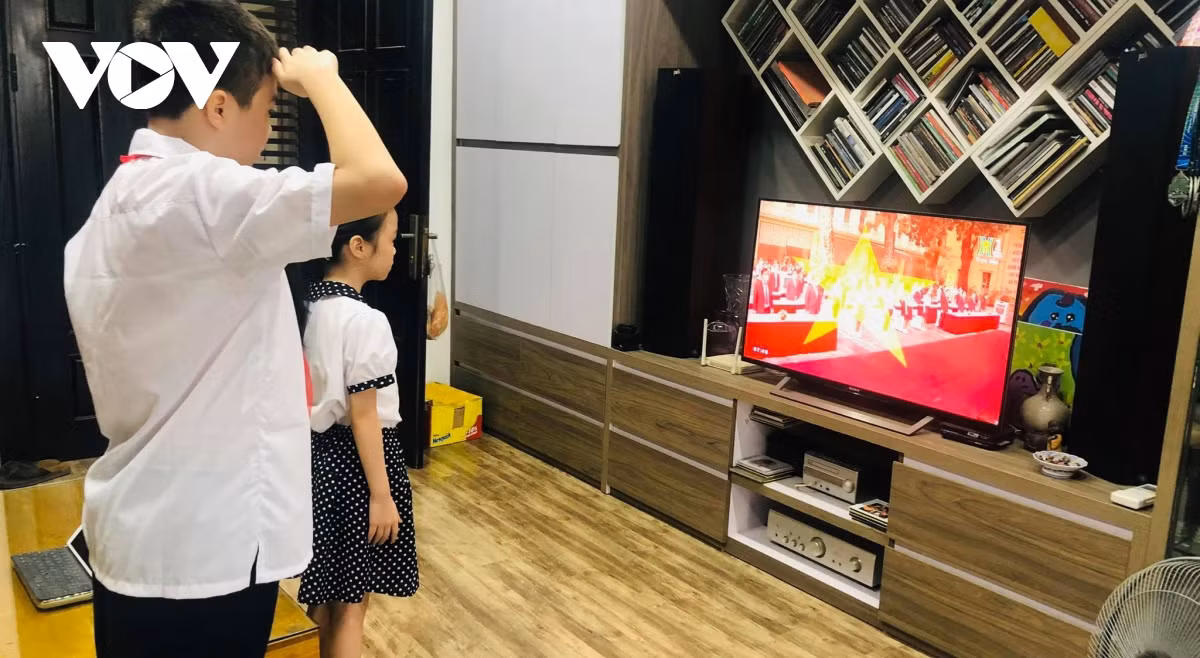 Vietnamese students begin new school year in person, online -0