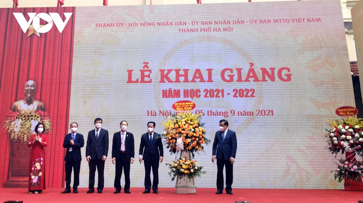 Vietnamese students begin new school year in person, online -0