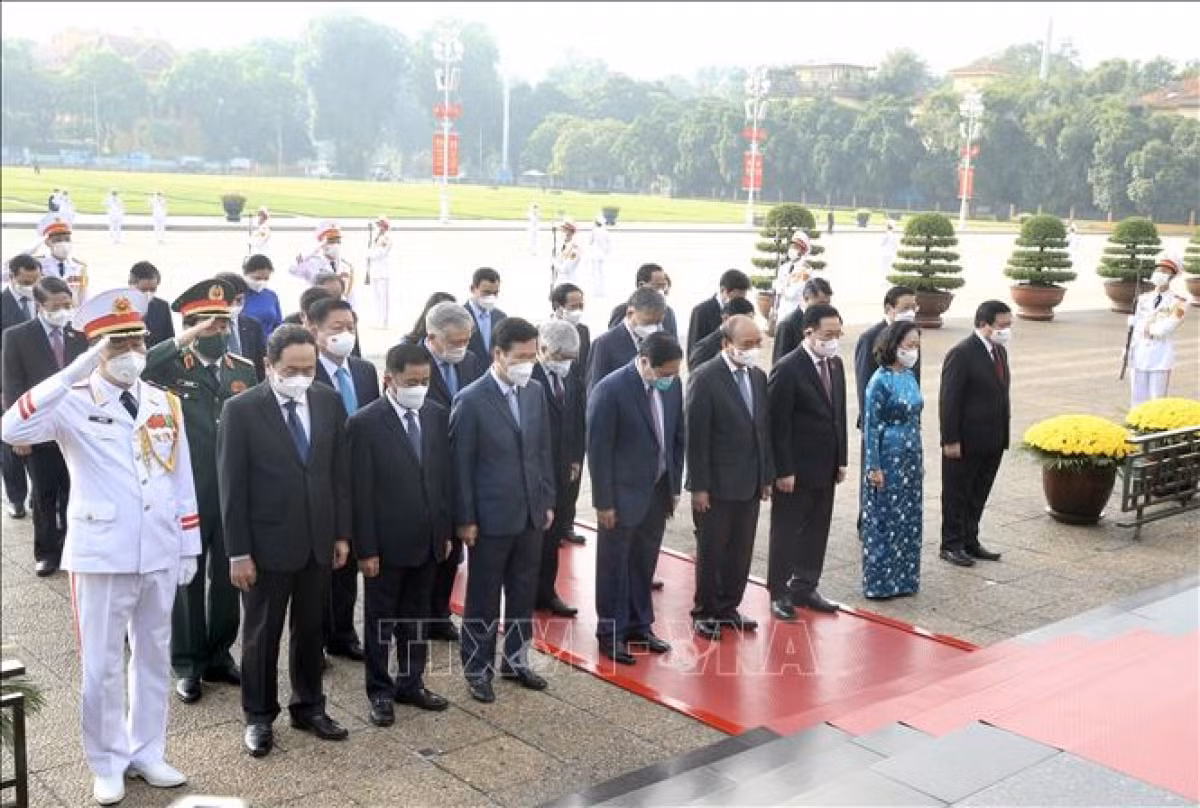 Party, State leaders pay tribute to late President Ho Chi Minh -0