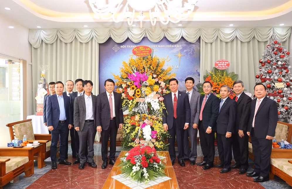 Deputy Minister Luong Tam Quang visits Hanoi Diocese -0