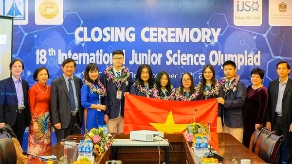 Vietnamese students pocket medals from int'l astronomy-astrophysics olympiad ảnh 2