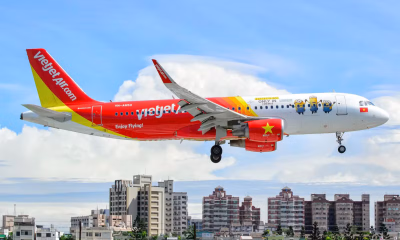 Vietnam to resume regular international air routes -0