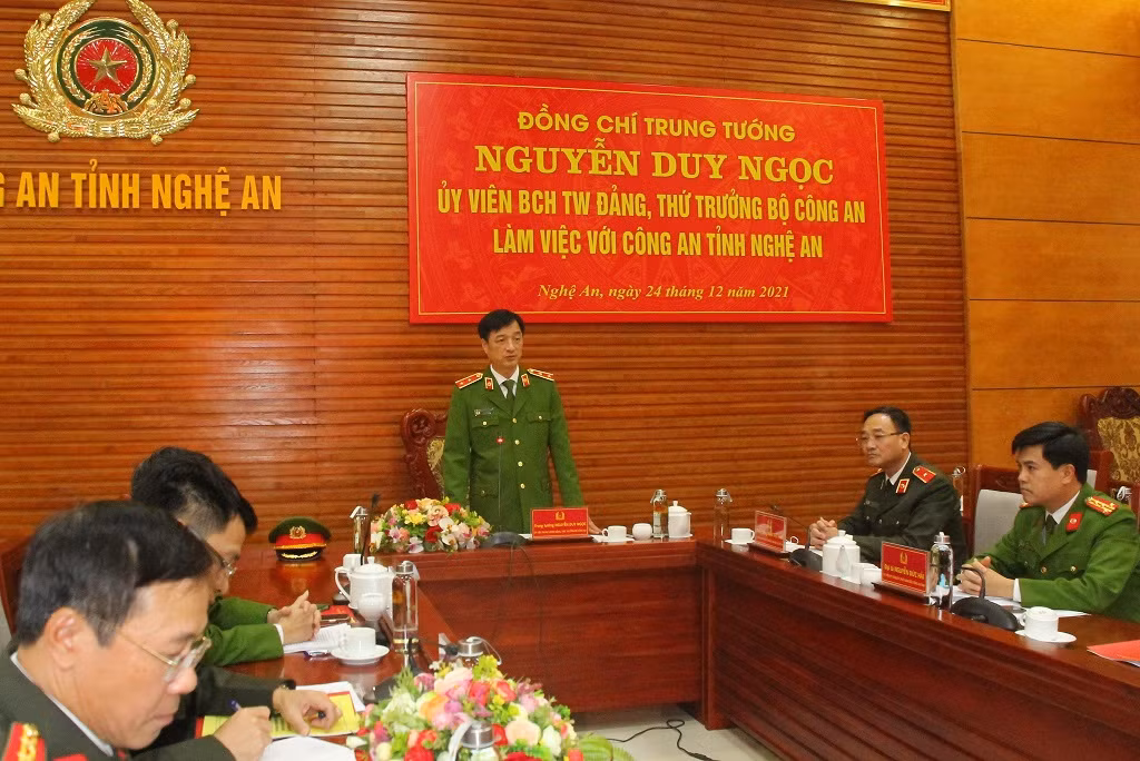 Deputy Minister Nguyen Duy Ngoc works with Nghe An police -0