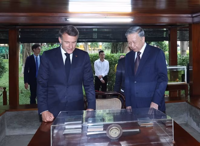 Vietnamese Party General Secretary, French President visit Vietnam’s first national university -0