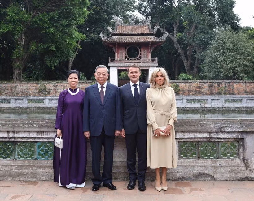 Vietnamese Party General Secretary, French President visit Vietnam’s first national university -0