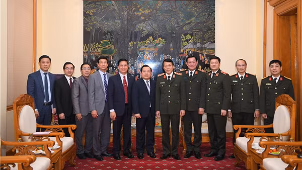 Deputy Minister Luong Tam Quang receives US Commission on International Religious Freedom delegation ảnh 2