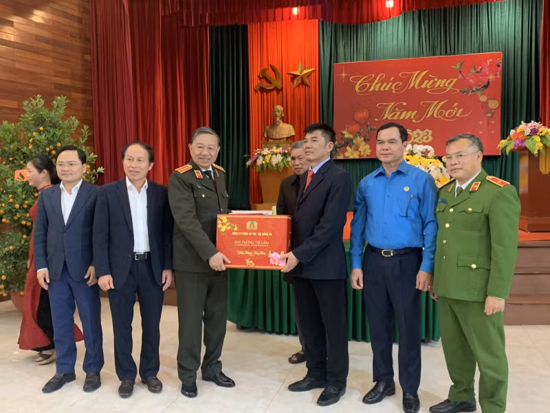 Minister To Lam visits and offers gifts to wounded and sick soldiers -0