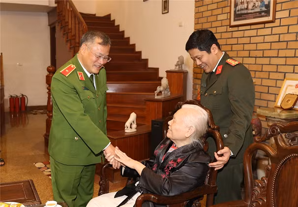 Deputy Minister Nguyen Van Long visits families of late leaders of the Ministry of Public Security -0
