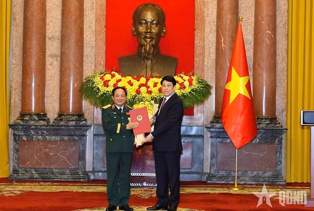 State President presents rank promotion decisions to senior officers of People’s Army and People’s Public Security Forces -0