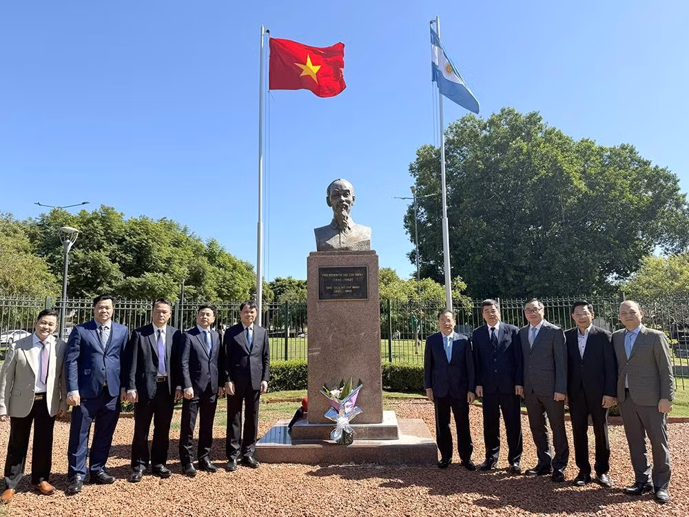 Deputy Minister Nguyen Van Long visits Argentina -0