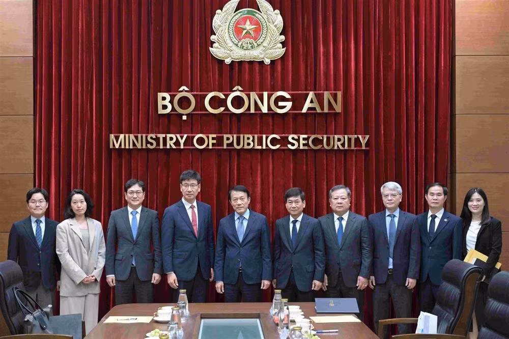 Minister Luong Tam Quang hosts new Samsung Vietnam’s General Director -0
