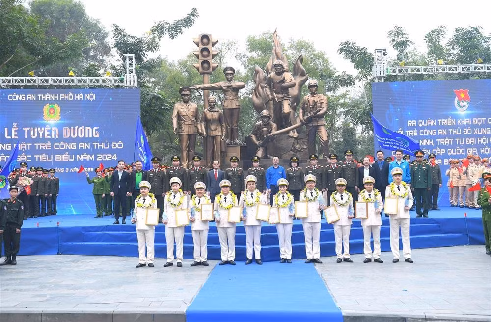 10 outstanding young officers of Hanoi City Police honored -0