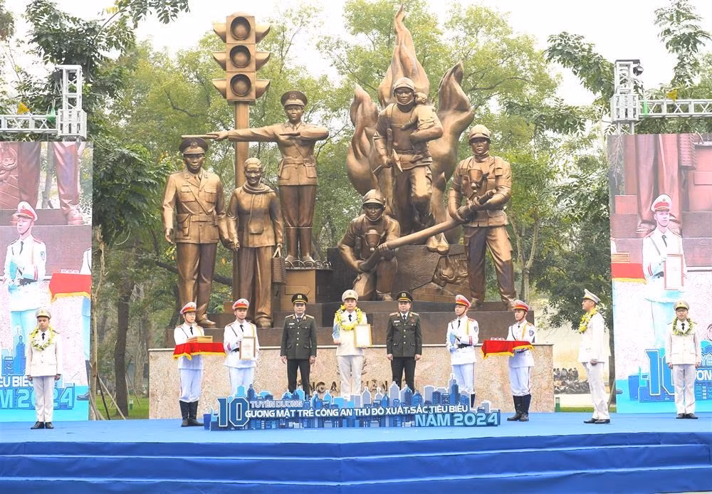 10 outstanding young officers of Hanoi City Police honored -0
