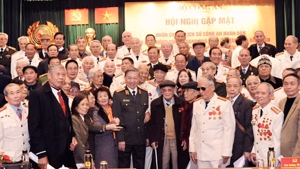 Deputy Minister Nguyen Van Long visits Nho Quan Wounded War Veterans Nursing Center ảnh 2