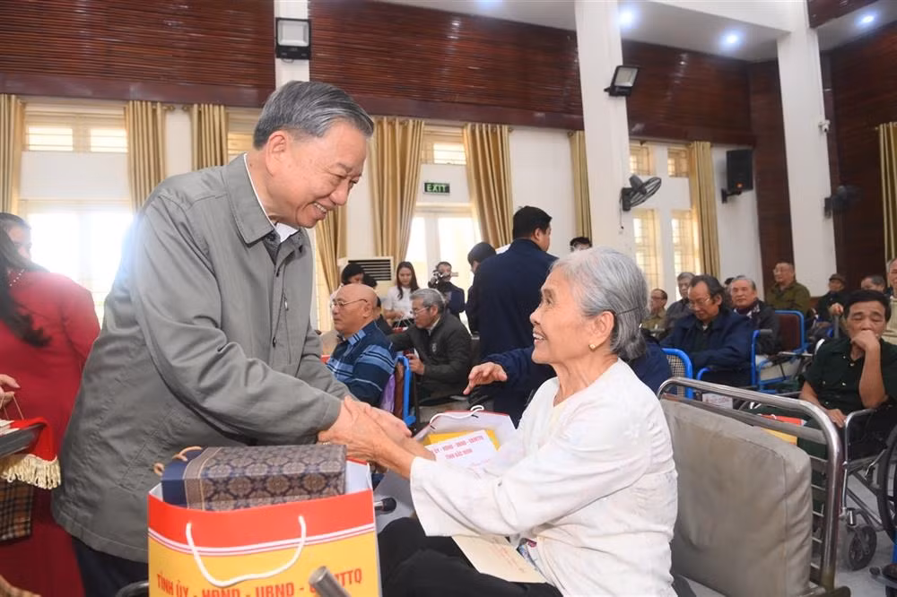 General To Lam pays pre-Tet visit to Thuan Thanh Wounded War Veterans Nursing Center -0
