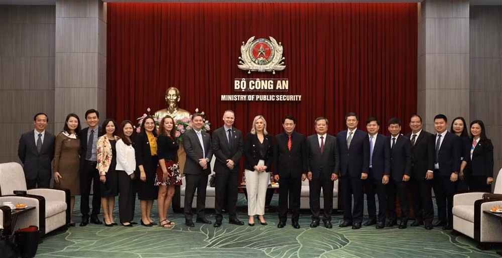 Deputy Minister Le Quoc Hung receives UK Director of Immigration Enforcement -0