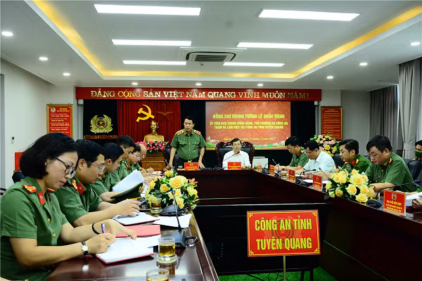 Deputy Minister Le Quoc Hung works with Tuyen Quang police -0