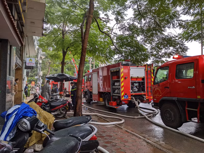  Three firefighters die while fighting fire and rescuing victims -0