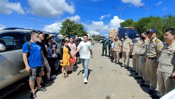 Quang Binh fishing boat in distress rescued ảnh 3