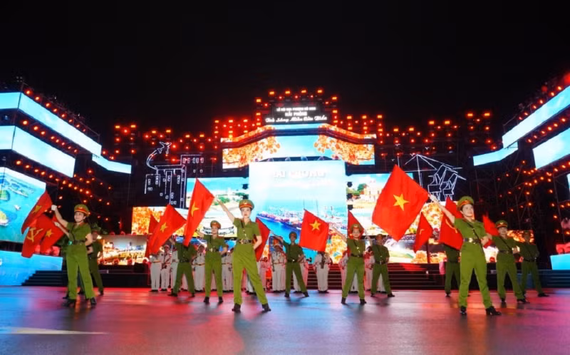 Public Security Ceremonial Unit gives special program in Hai Phong -1