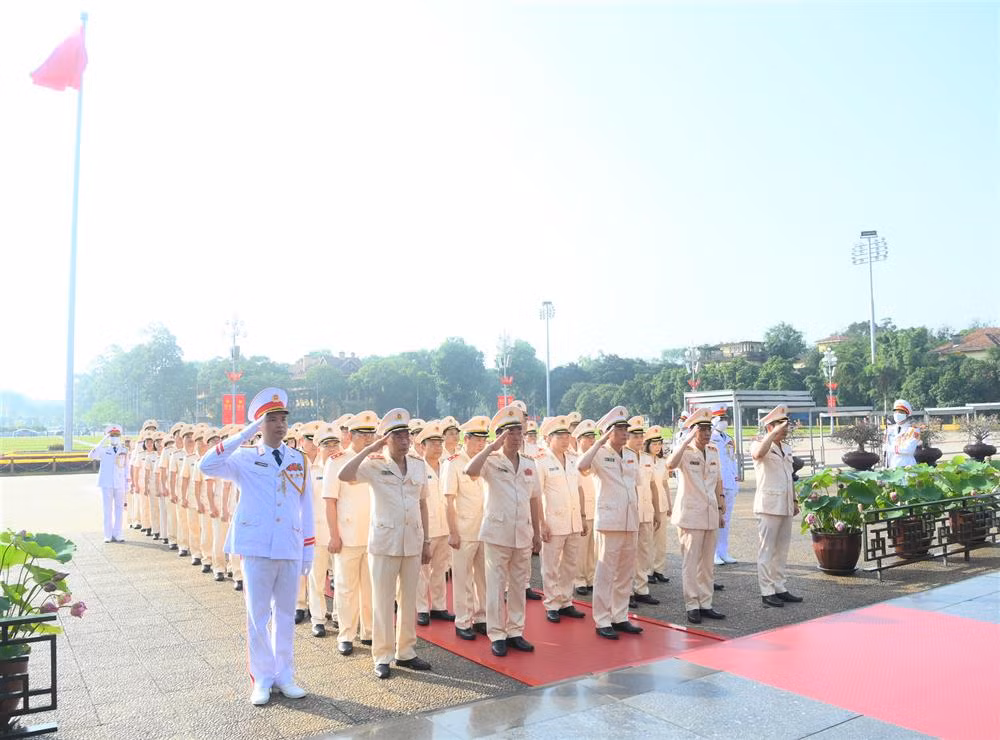 Leaders of Ministry of Public Security visit the Mausoleum of President Ho Chi Minh -0