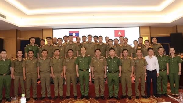 Major General Dinh Van Noi visits spouse of Lao police officer under treatment in Vietnam ảnh 3