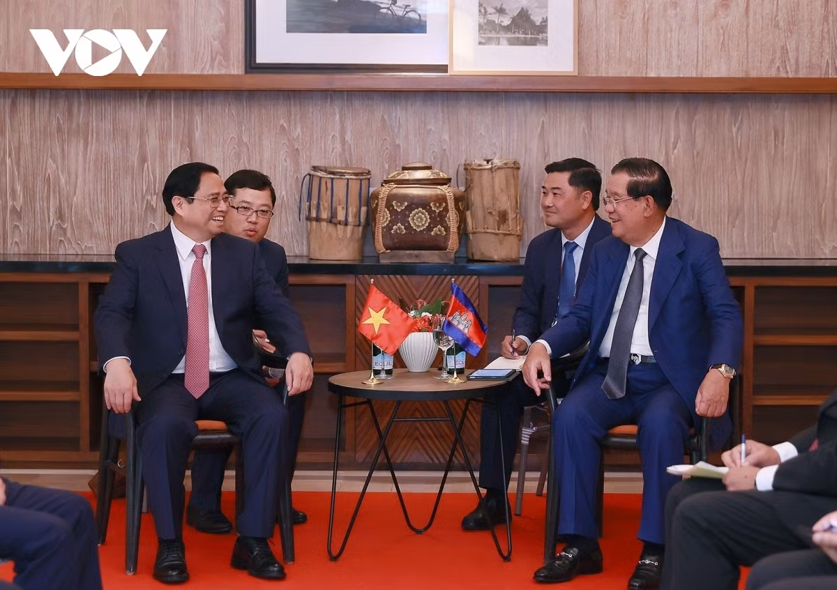 PM Chinh meets with Cambodian counterpart on 42nd ASEAN Summit sidelines -0