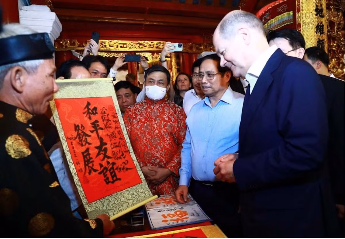 German chancellor Olaf Scholz takes night walk around Hanoi lake -0