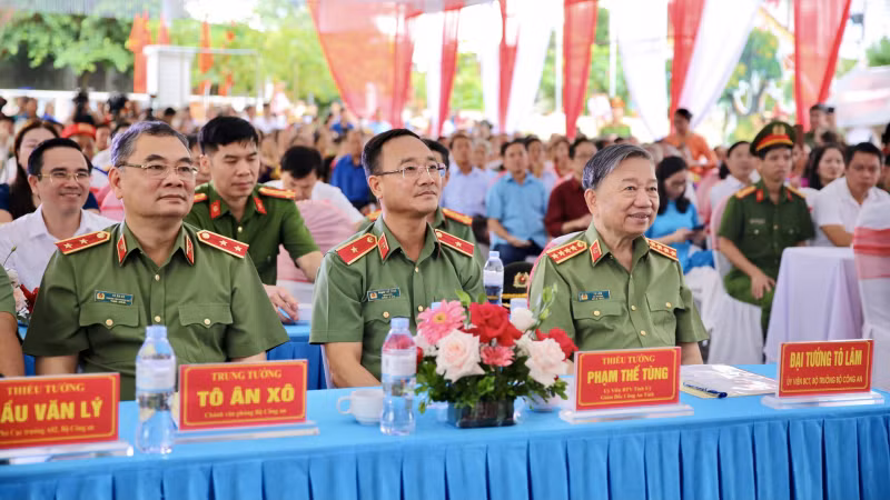 Minister To Lam attends the Great National Unity Festival in Nghe An province -0