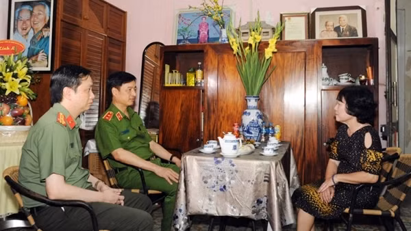 Deputy Minister Nguyen Duy Ngoc pays tribute to late Ministers of Public Security ảnh 4