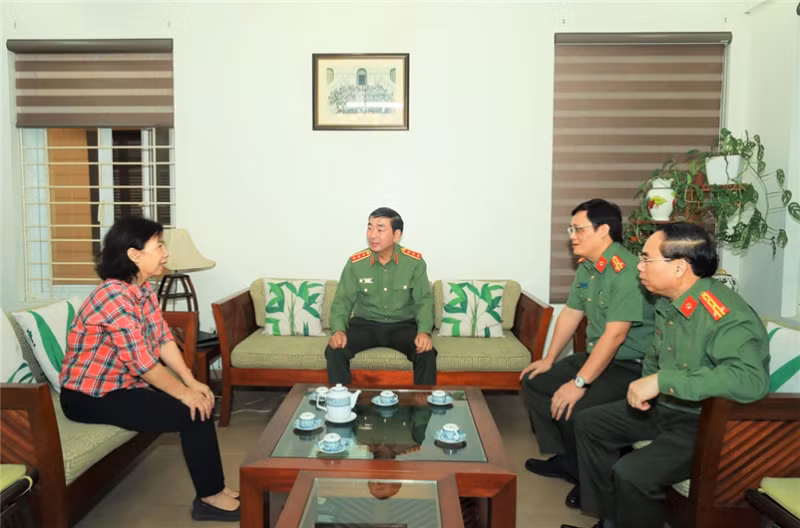 Leaders of the Ministry of Public Security visit senior teachers on Vietnam Teachers' Day -0