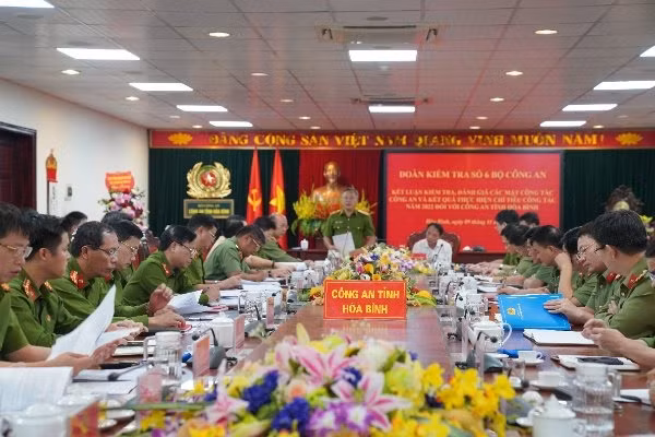 Deputy Minister Nguyen Van Long inspects Hoa Binh Provincial Police Department -0