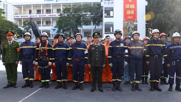 Police conduct firefighting and rescue drill at Saigon River Tunnel ảnh 7