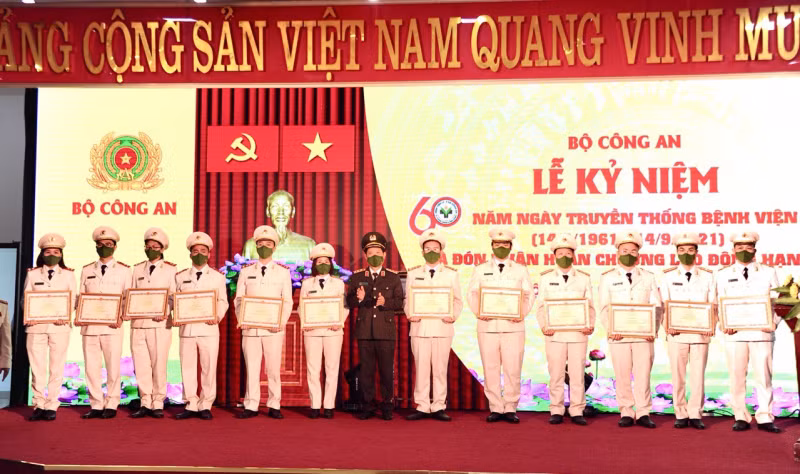 Public Security Hospital 19-8 marks 60th founding anniversary -2