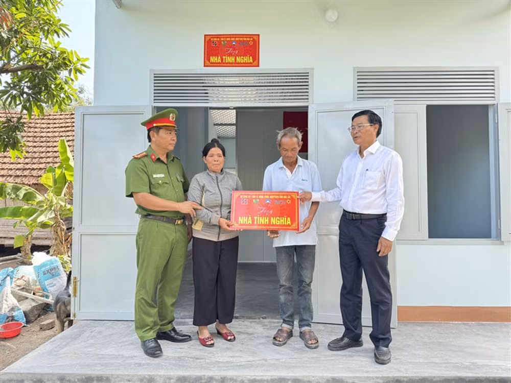  Dak Lak police build homes of compassion for poor households -0