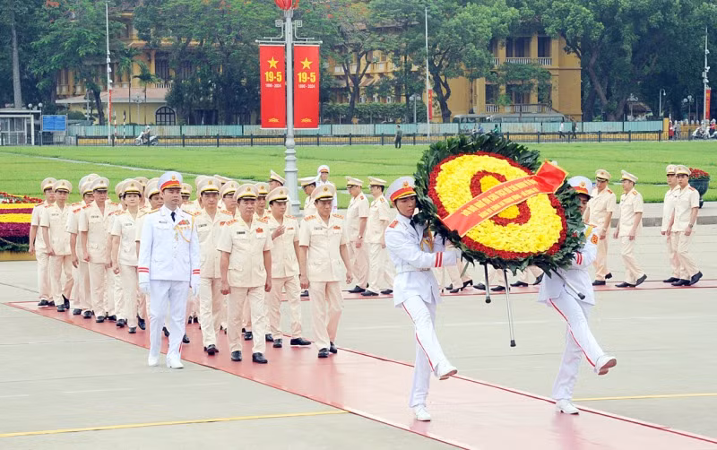 Ministry of Public Security's leaders pay tribute to President Ho Chi Minh -0