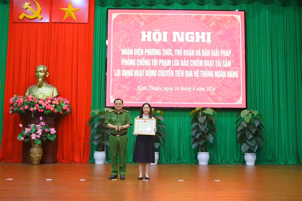 Police forces collaborate closely with banks to stop online banking frauds in Binh Thuan - 2