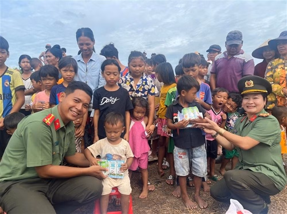 Soc Trang police launch “Loving arms” social program -0