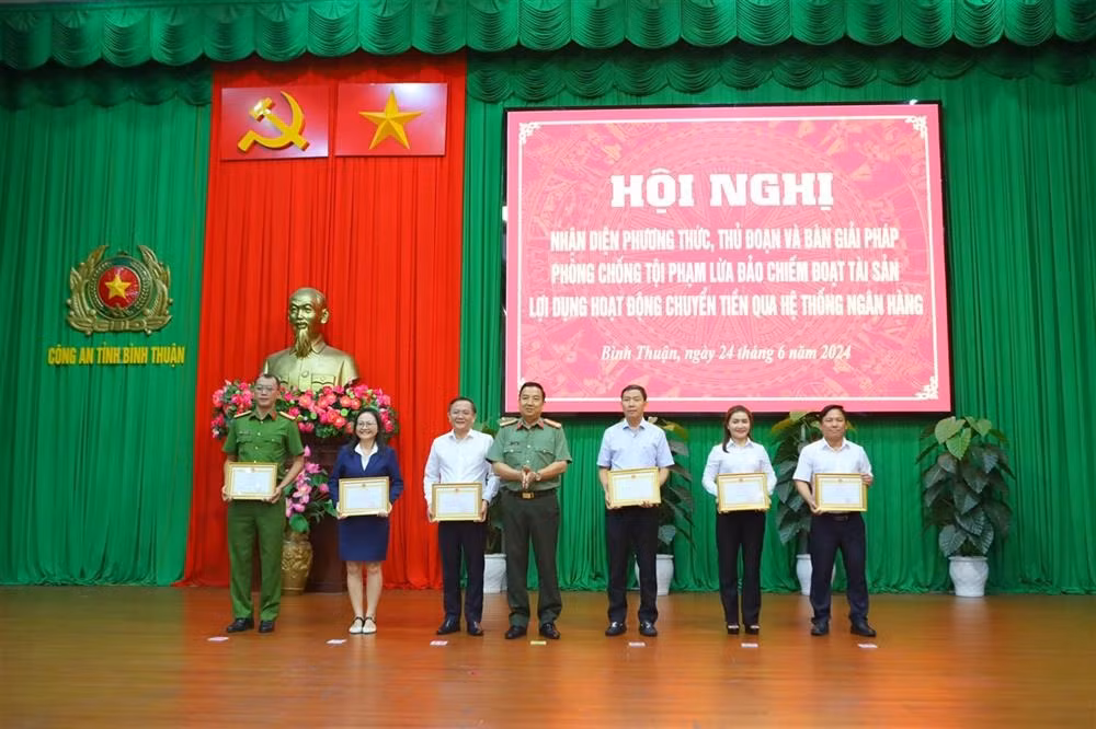 Police forces collaborate closely with banks to stop online banking frauds in Binh Thuan - 1