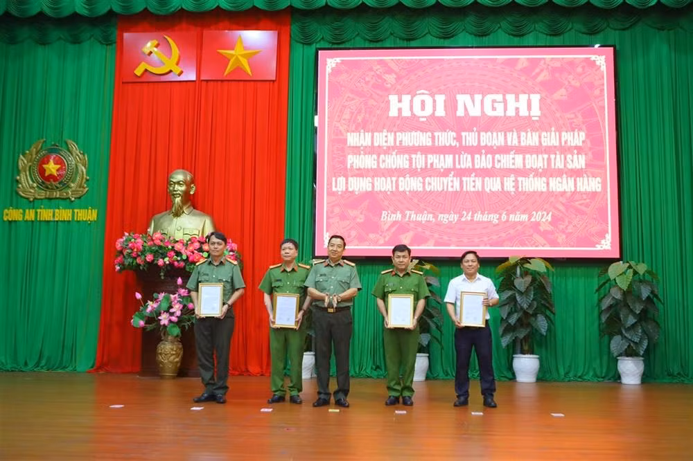 Police forces collaborate closely with banks to stop online banking frauds in Binh Thuan - 0