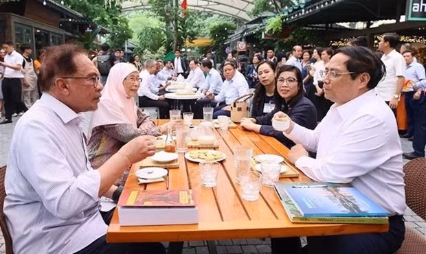 Vietnamese, Malaysian PMs visit Hanoi's book street, enjoy coffee -0